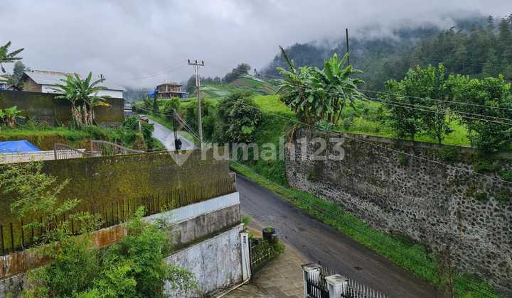 Exclusive and Unique Villa for Sale on the Edge of Blumbang Road, Tawangmangu, Spacious Parking Area, Special View.