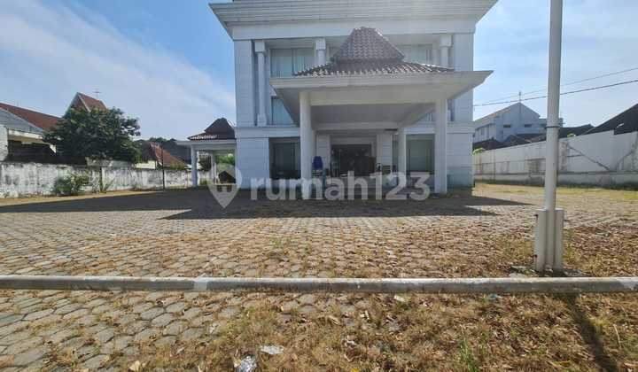 Gedung Super Strategis Eks Bank Di Jalan Veteran Solo, Cocok Untuk Ruang Usaha, Parkiran Super Luas Muat Hingga 30 Mobil.