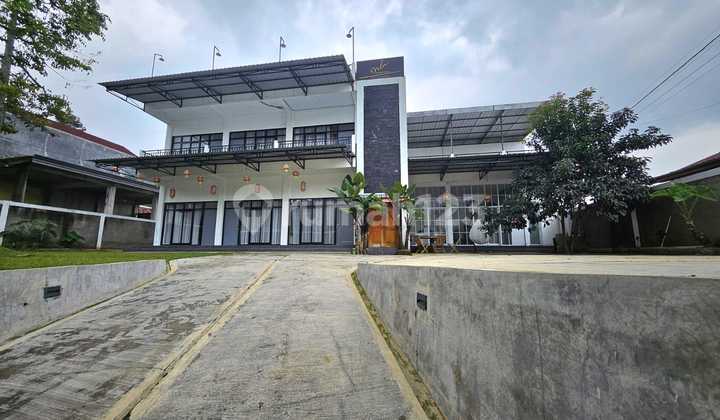 Modern Minimalist 3-Storey Villa in Kemuning