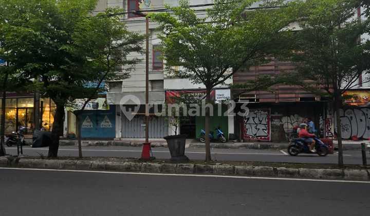 Strategic Shop House in the Yos Sudarso Solo Business and Shopping Area, Busy Two-Way Street Strategic Shop House in the Yos Sudarso Solo Business and Shopping Area, Busy Two-Way Street