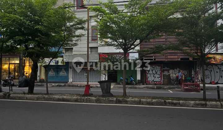 Ruko Strategis di Kawasan Bisnis dan Pertokoan Jalan Yos Sudarso Solo, Jalan Ramai 2 Arah.