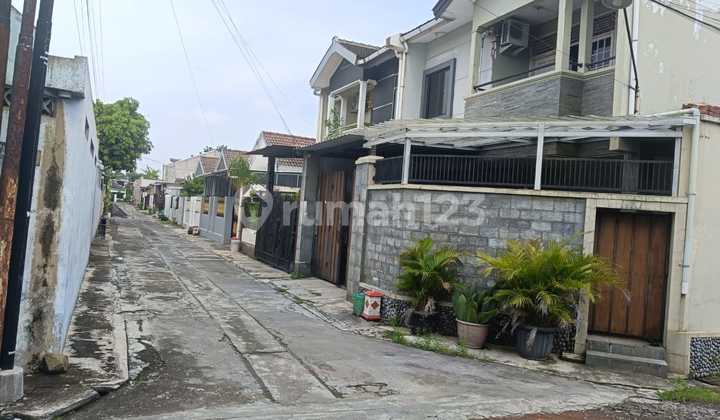 Hook House in the City Center Ready to Live In 2 Floors Quiet Comfortable in Banjarsari Solo. 2