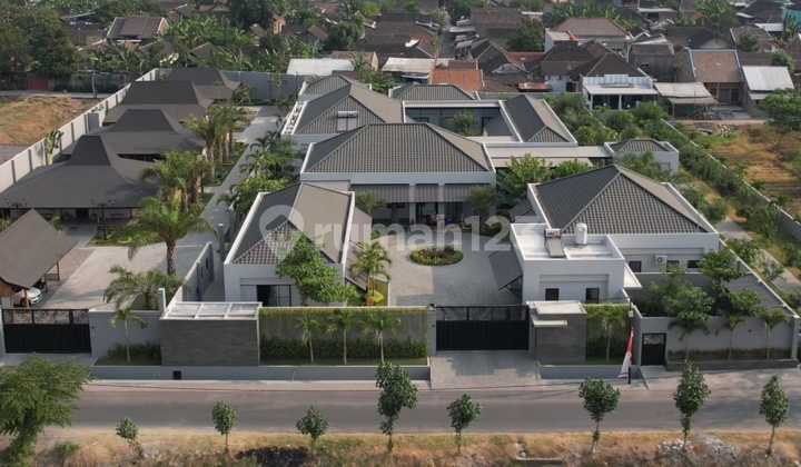 Sebuah Mahakarya Terbaik Private Residence Terluas di Solo Raya, Hunian Ekslusive Ini Memancarkan Kemewahan Modern yang Berpadu Harmonis.