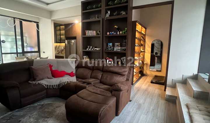 Dijual Cepat Rumah Mewah 3 Lantai Greenwich BSD, Siap Huni!