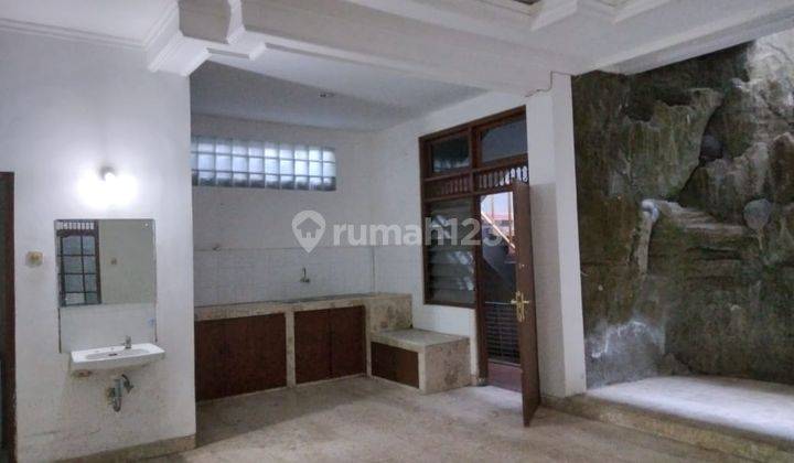 Disewakan Rumah Besar, 5 kamar tidur di Renon. Hanya 3 menit ke Plaza Renon! 3