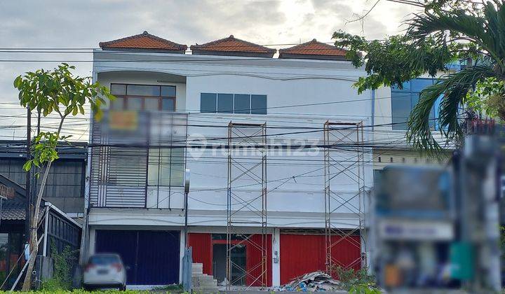 Disewakan Ruko 3 Lantai di Pinggir Jalan Jalur Bisnis Seminyak, Kuta.  1