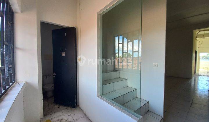 Disewakan Ruko 3 Lantai di Pinggir Jalan Jalur Bisnis Seminyak, Kuta.  4