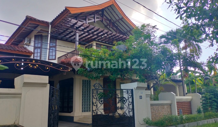 Rumah Besar dan Mewah di Renon, Dekat Lapangan
