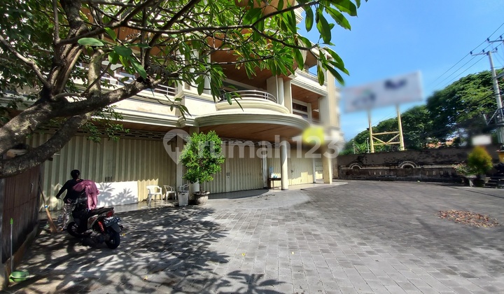 3-Storey Shophouse Building in Cokroaminoto Area, Denpasar 1