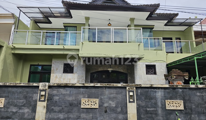 Rumah Besar Parkir Luas di Pedungan Denpasar Selatan