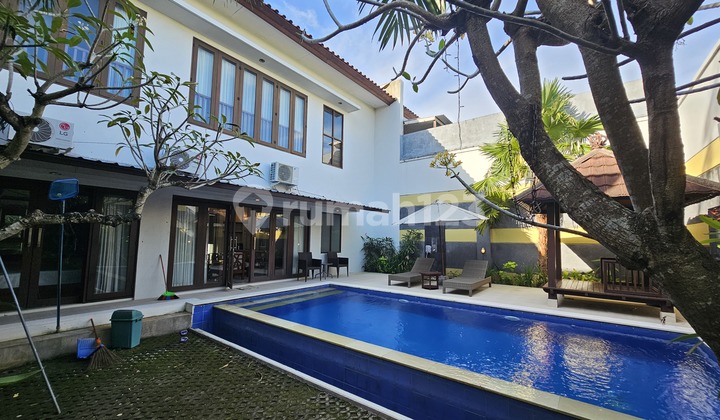 Villa Tropis untuk Disewa di Kuta