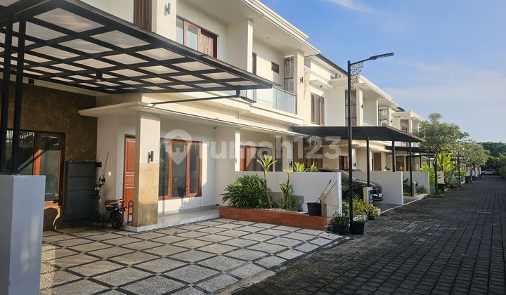 Rumah Ekslusif Konsep Villa di Seminyak, Kuta