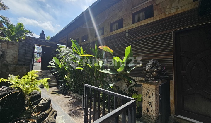 Villa Mansion dengan Tropikal Garden Luas di Kerobokan Kuta, dekat Umalas
