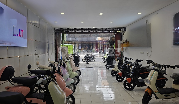 Two-story Shop House Suitable for Store/ Food Business in Canggu, near Pepito. Two-story Shop House Suitable for Store/ Food Business in Canggu, near Pepito.