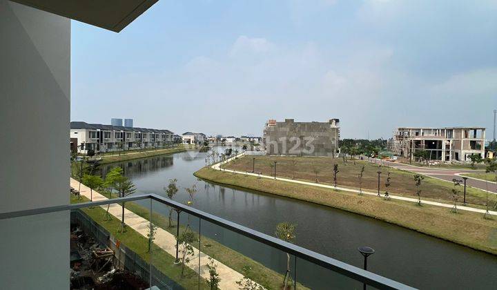 Rumah 10x25 PIK 2 Hadap Danau Siap Huni  1