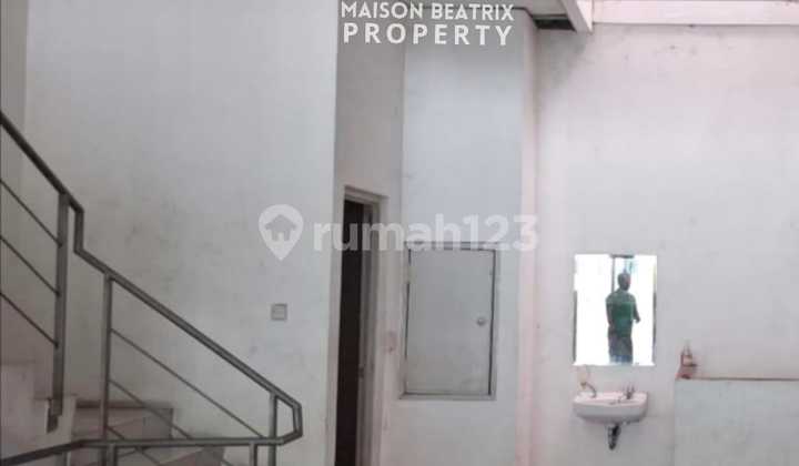 DIJUAL RUKO 2 1/2 LT SIAP HUNI LOKASI STRATEGIS PINGGIR JALAN UTAMA