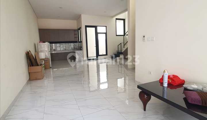 Disewakan Rumah 2Lt Siap Huni Semi Furnished Pinggir Jalan Cocok untuk Kantor/Rumah Tinggal 2