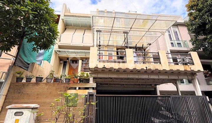 Dijual Rumah 4Lt Siap Huni Strategis di Villa Pondok Indah