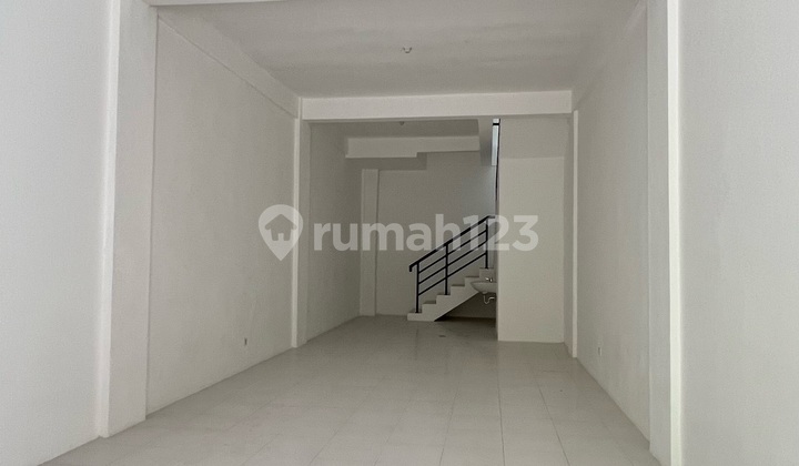 New 2-Story Shop House in Manyar, Ready to Use, Affordable, Strategic Location. 2