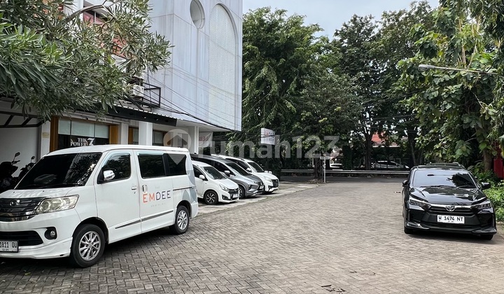 New 3-Storey Ruko in Manyar Near City Center Near Main Road Ready to Use 2