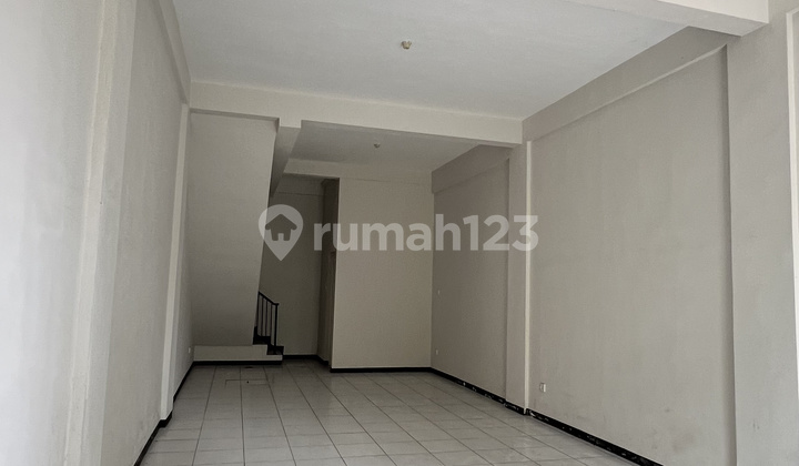 New 3-Story Shop House in Manyar, Strategic Location Near Main Road 2