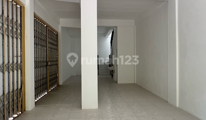 New 2-Story Shop House in Manyar Surabaya Ready to Use Strategic Near City Center 2