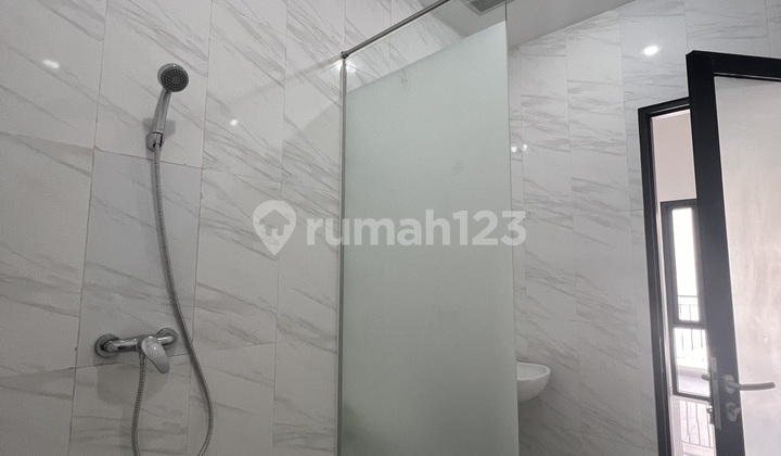 New Ready-to-Occupy House Near Pakuwon City, Pantai Mentari. 2