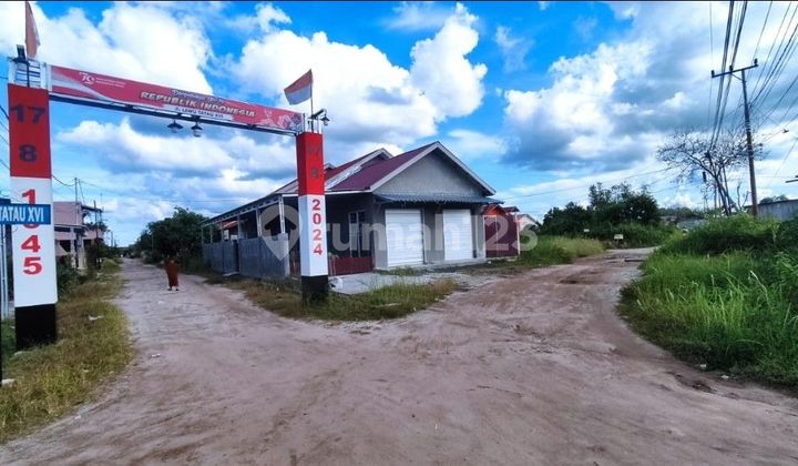 tampak depan tanah dijual di jalan lewu