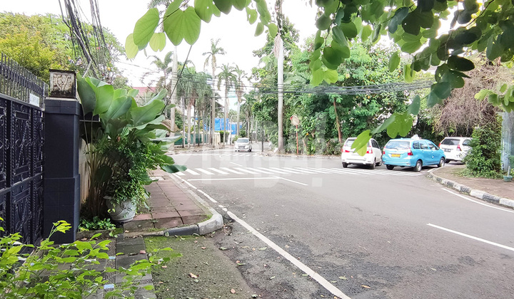 House With Pavilion, Spacious, Prime Area Menteng, Central Jakarta 2