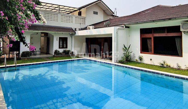 Rumah Cantik, Taman Luas, Private Pool di Kemang, Jakarta Selatan 2