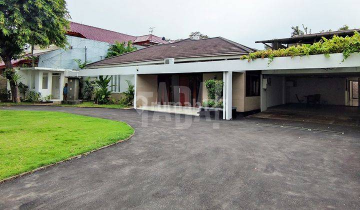 Rumah Cantik, Taman Luas, Private Pool di Kemang, Jakarta Selatan 1