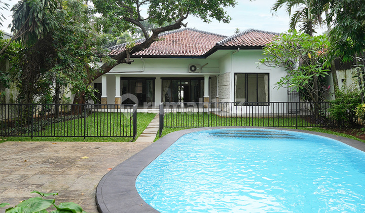 Rumah Bagus dan Terawat, Taman dan Pool Luas di Kemang, Jakarta Selatan