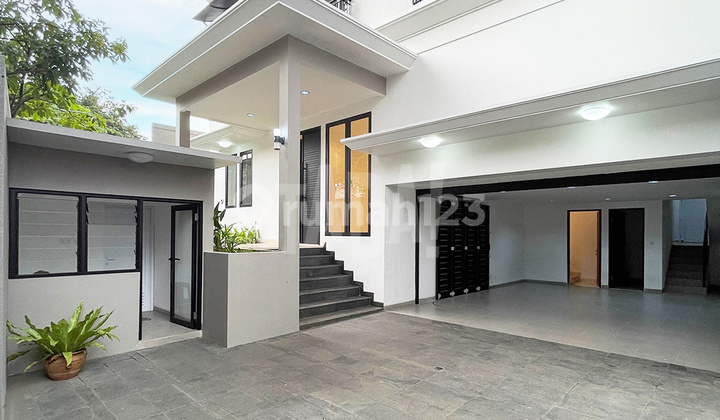 Rumah Baru, Mewah, Modern Minimalis, Ada Kolam Renang, Lokasi Strategis di Cilandak, Jakarta Selatan