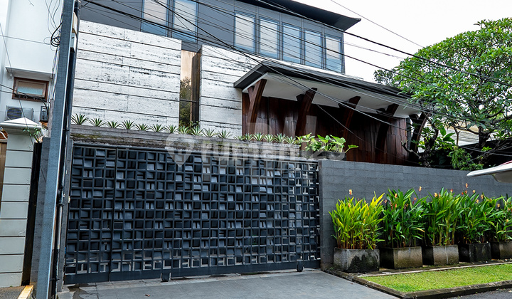 Rumah Modern Mewah, Strategis di Kebayoran Baru, Jakarta Selatan
