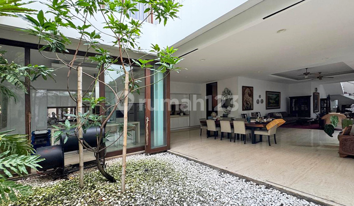 Rumah Tropis Minimalis, Ada Rooftop, Lokasi Premium dan Strategis di Kemang, Jakarta Selatan 2