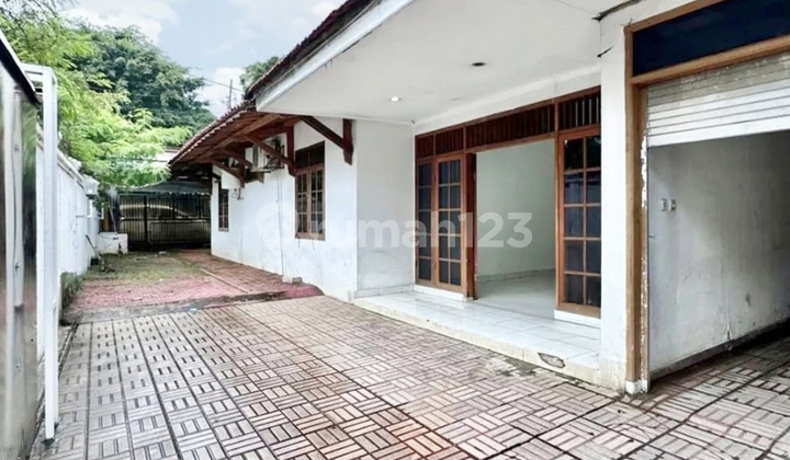 Rumah Luas, Posisi Hoek, Bebas Banjir di Kemang, Jakarta Selatan