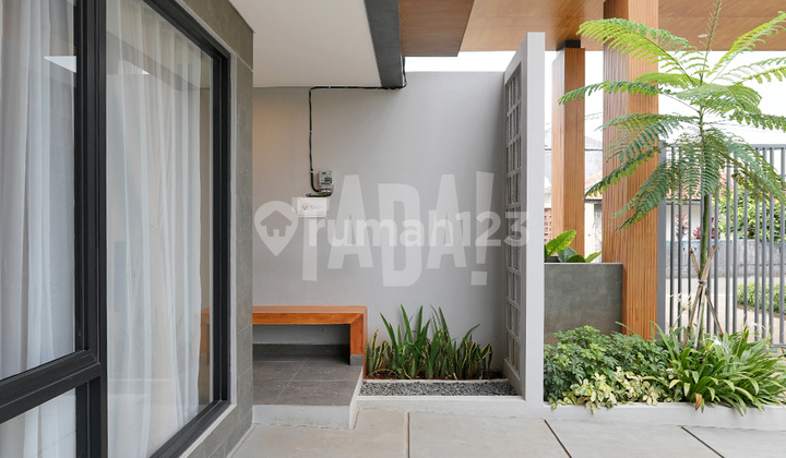 Rumah Modern, Layout Lapang, Kamar Bawah Luas di Ciputat, Tangerang Selatan Rumah Modern, Layout Lapang, Kamar Bawah Luas di Ciputat, Tangerang Selatan