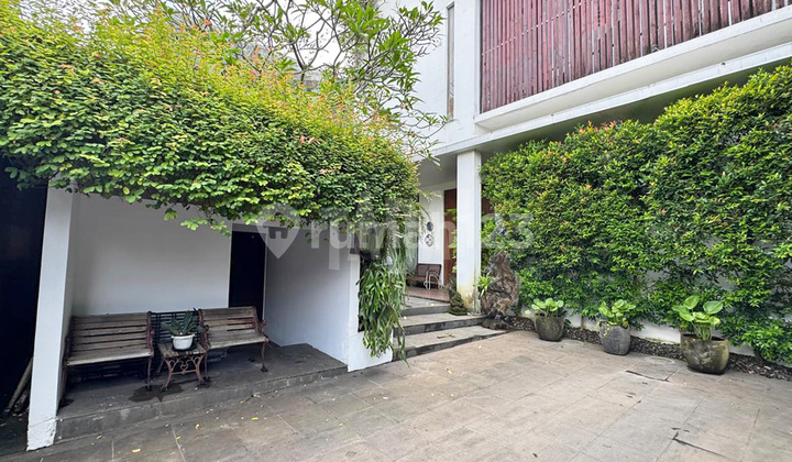 Rumah Tropis Minimalis, Ada Rooftop, Lokasi Premium dan Strategis di Kemang, Jakarta Selatan