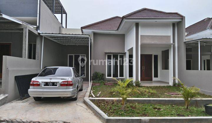 Rumah Bagus Unfurnished SHM di Perum Alamanda, Semarang 1