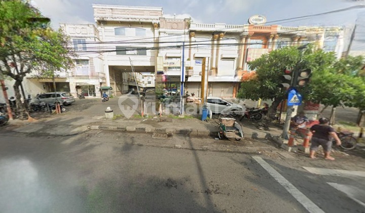 For Rent: Central Surabaya Shop House, Zero Road Frontage - Grand Flower Shop House - Pasar Kembang Street - Kupang Krajan Village - Sawahan District - Prime Location Facing Zero Road, Commercial Area Suitable for All Types of Businesses - Spacious Car Parking 2