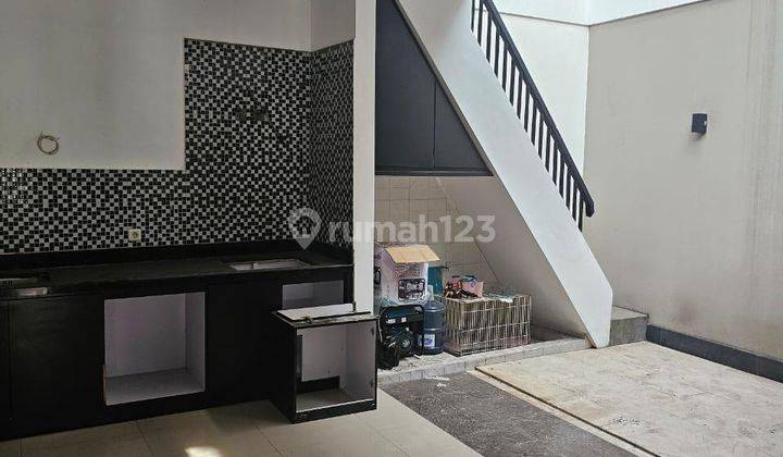 Rumah Siap Huni Tidak Jauh Dr Pakuwon Mall Strategis Pakuwon City 1