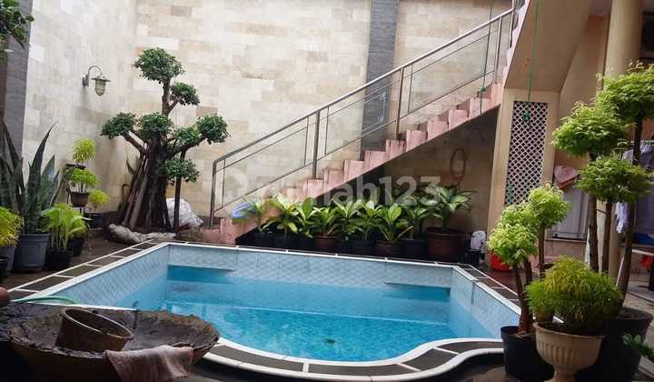 Rumah.mewah dengan Kolam Renang Pribadi di Semarang Barat 2