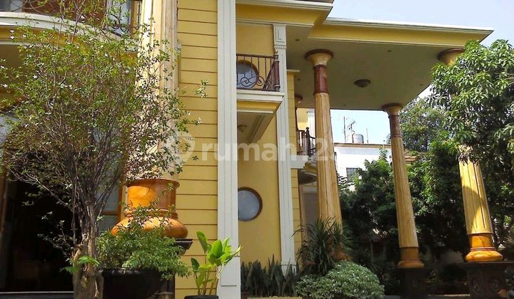 Rumah.mewah dengan Kolam Renang Pribadi di Semarang Barat