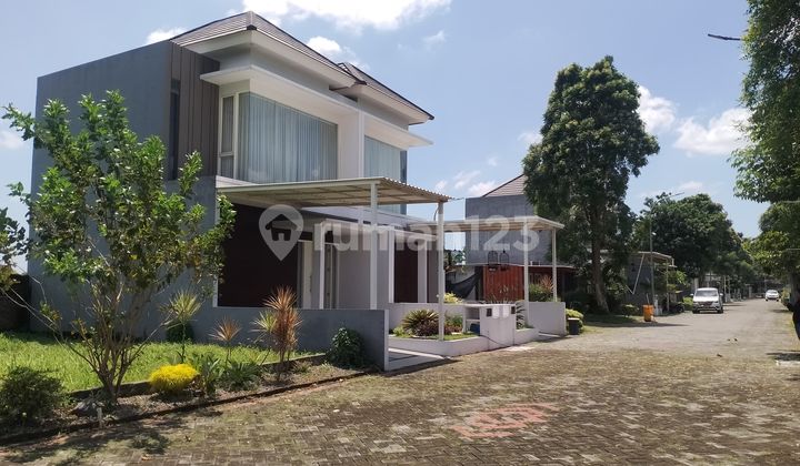 Rumah 2 Lantai Mewah Furnished Siap Huni di Jombang