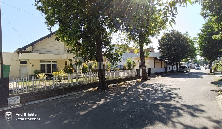 Ancient House with Yard and Spacious Land Ready for Rent in Jombang 2