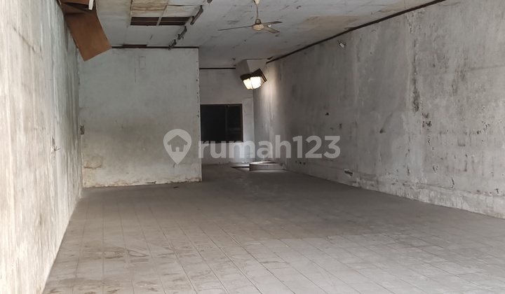 Shop House Spacious Prime Location in the Heart of Jombang City 2