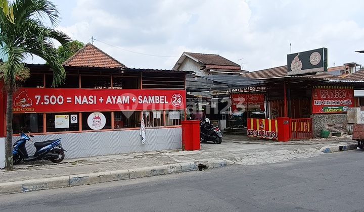 Business House with Large Area in the Center of Jombang City Business House with Large Area in the Center of Jombang City