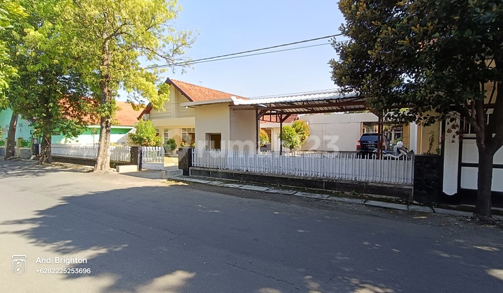 Ancient House with Yard and Spacious Land Ready for Rent in Jombang