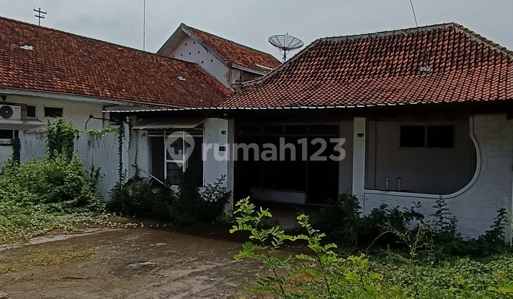 Rumah Kuno dengan Halaman Luas di Pusat Kota Jombang Rumah Kuno dengan Halaman Luas di Pusat Kota Jombang