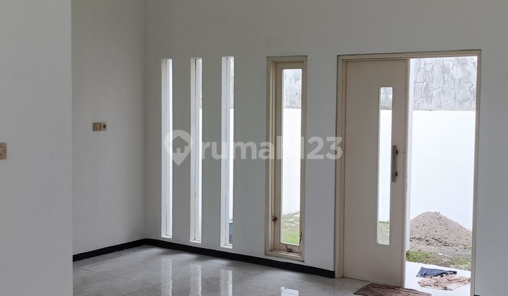 Modern Minimalist House in Citra Raya Jombang